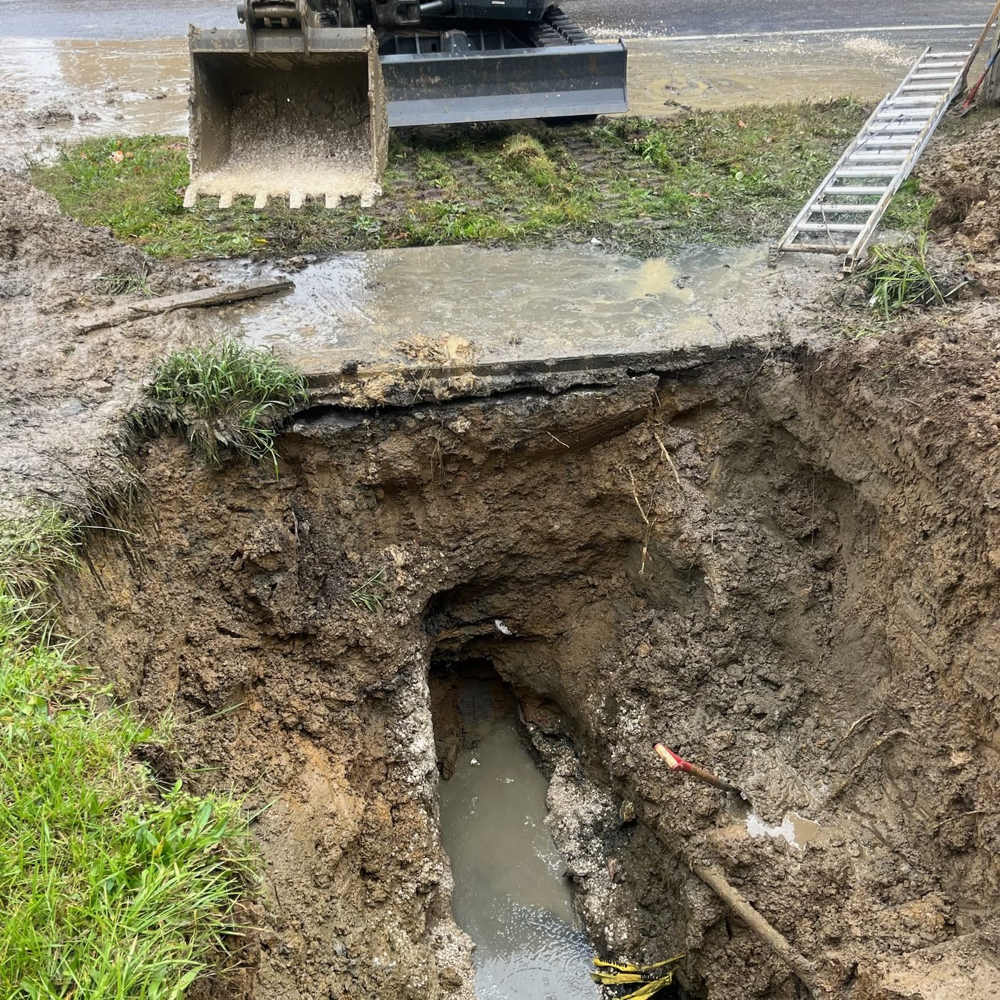 Excavation before: collapsed water line at the bottom of an open hole
